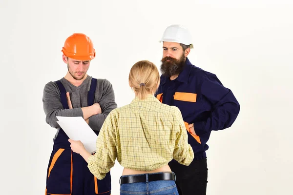 Misverstand concept. Brigade van werknemers, bouwers in helmen, reparateurs, lady ruzie, witte bespreken van contract, achtergrond. Vrouw wijzigen plan van reparatie. Toezichthouder niet tevreden over renovatie. — Stockfoto