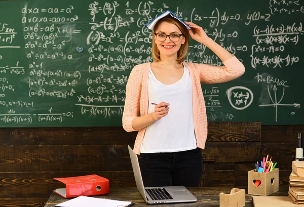 Composición de la escritura del estudiante para la preparación anual de los exámenes, profesor amistoso y estudiante sonriente adulto en el aula, concepto de conocimiento de la educación del campus de los estudiantes , —  Fotos de Stock