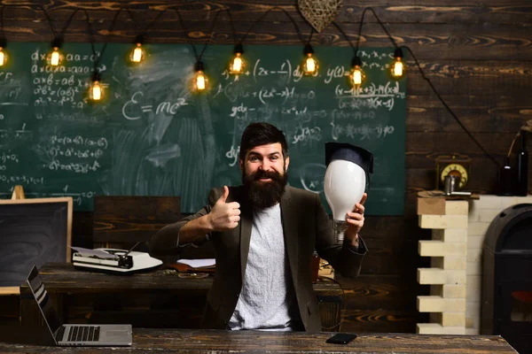 Composición de la escritura del estudiante para la preparación anual de los exámenes, profesor amistoso y estudiante sonriente adulto en el aula, concepto de conocimiento de la educación del campus de los estudiantes , —  Fotos de Stock