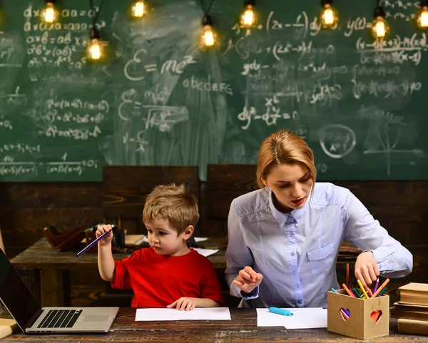 Lärare som blir bra eller master lärare söka den hjälp de behöver, internationell student att göra individuella online testning, handledare sitter bredvid skrivbord under privata lektioner hemma, — Stockfoto