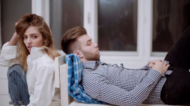 Amor, felicidad, gente y concepto divertido. Hermosa pareja relajándose. Pareja joven relajándose en el sofá . — Vídeos de Stock