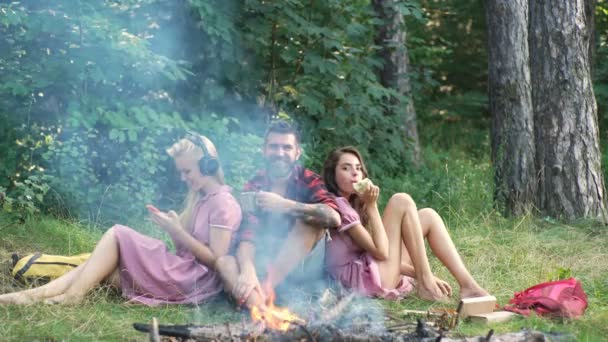 Friends camping eating food concept. Camp forest adventure travel remote relax concept. Young people having a camping — Stock Video