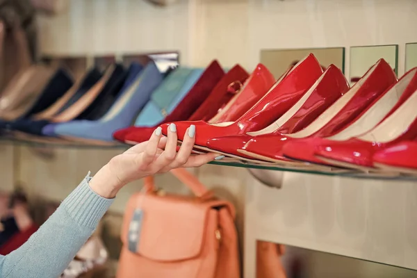 Shopping showcase med skor för kvinnor och hand — Stockfoto