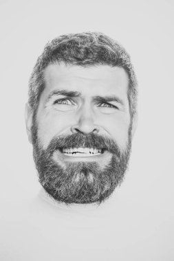 Adam uzun sakal ve bıyık.