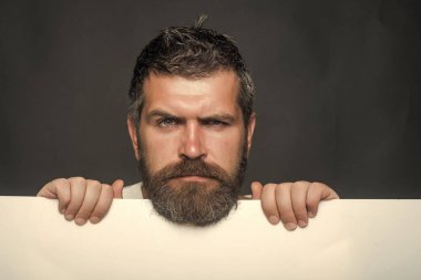 Adam ya da siyah arka plan üzerine sakallı adam