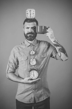 Adam içki sabah kahve veya çay ile çalar saat.