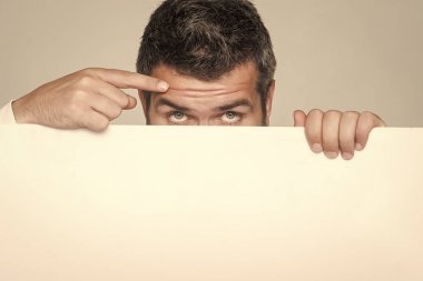 Hipster gizle yüz beyaz kağıt behind.