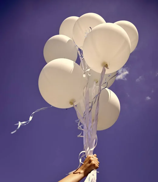 Globos de vacaciones vuelan en el cielo azul . — Foto de Stock