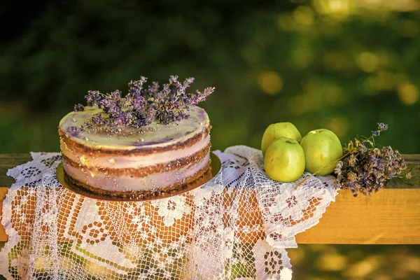 Stilleven van dessert, fruit, bloemen op zomerdag buiten — Stockfoto