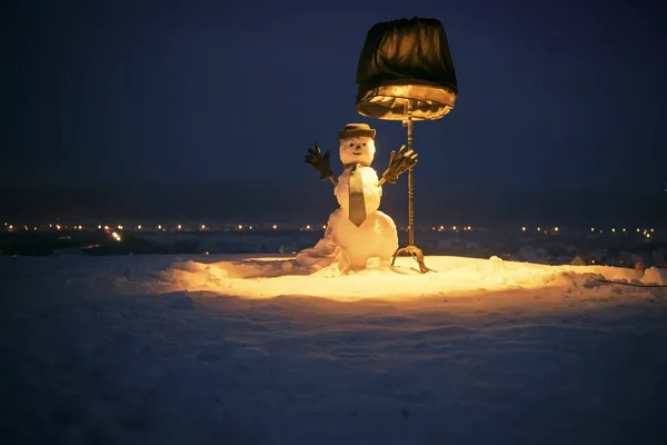 Yeni yıl kardan adam kar şapka, eldiven ve kravat. — Stok fotoğraf