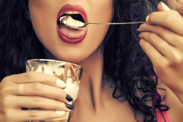 Labbra femminili sessuali con dessert — Foto Stock