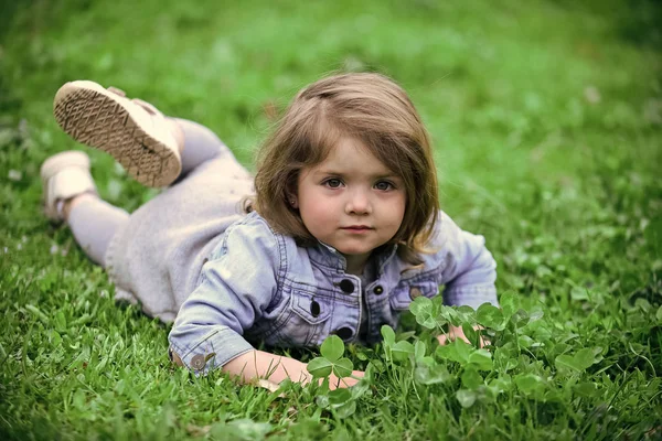 小さな女の子がばねまたは夏の日の屋外でリラックスします。 — ストック写真