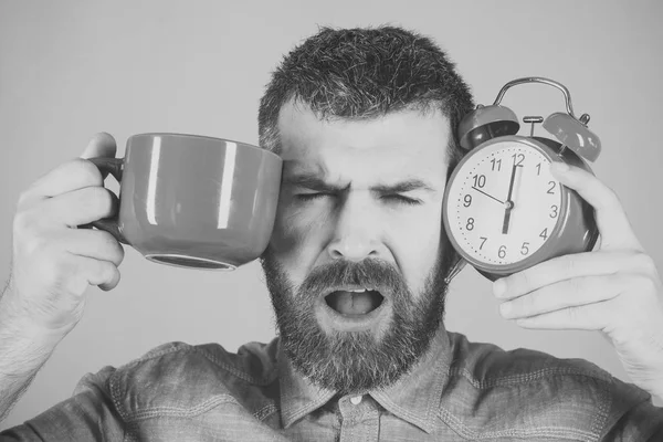 Taza roja con alarma, mañana perfecta . — Foto de Stock