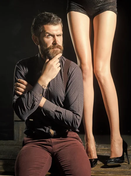 Benen van vrouw in schoenen bij man met baard. — Stockfoto