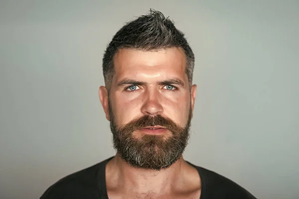 Парень с бородой, усы на серьезном лице — стоковое фото