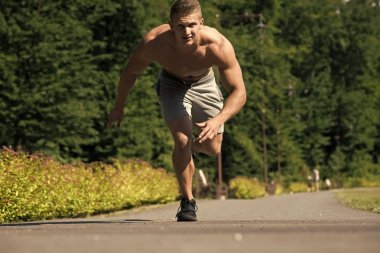 Adam yolda başlangıç konumundan çalıştırın