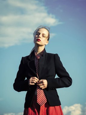 Mavi gökyüzü üzerinde poz kız