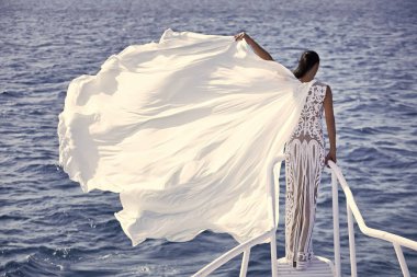 Kız beyaz gelinlik, arkadan görünüm.