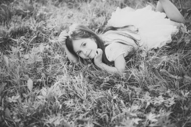 Küçük çocuk sakin yeşil çimenlerin üzerinde sağlık