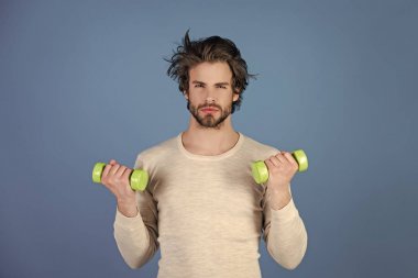 iç çamaşırı eğitim ile halter, dağınık saçlı adam sabah