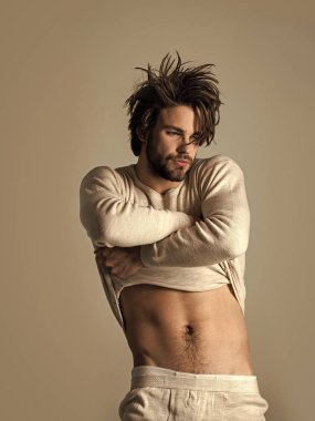 Uykusuzluk, enerji, uncombed saç ile tek.