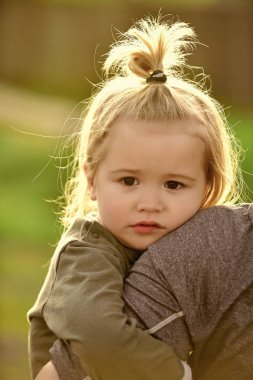 Çocuk bulanık doğal ortamda baba elini tut