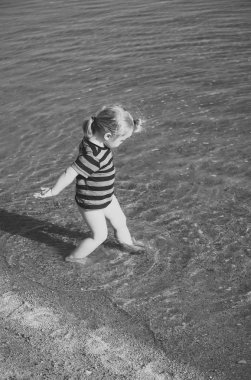 Deniz sahilde temiz su çocuk yürüyüş