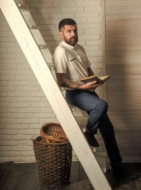 Sakallı adam veya hipster merdiven üzerinde kitap okumak