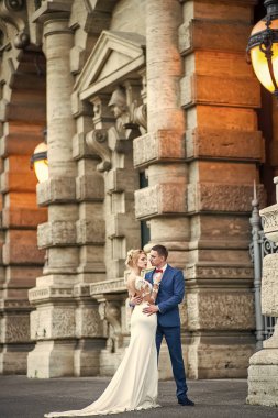 Düğün çifti yakınındaki taş bina