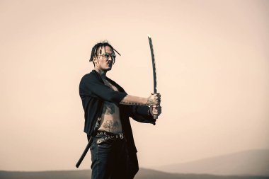 Gövde olan dreadlocks ve açık elbiseler gösterilen savaşçı dövme