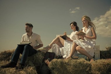 Adam ya da saman vintage daktiloda yazarak maço