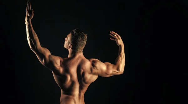 Культурист с мускулистым туловищем на спине и руках — стоковое фото