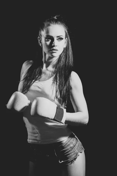 권투 장갑 및 스포츠에 있는 여자. — 스톡 사진
