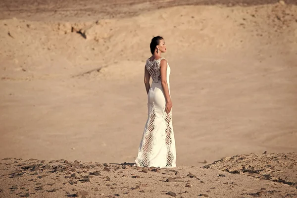 Kobieta w białej sukni stojącej na wydmy pustyni — Zdjęcie stockowe