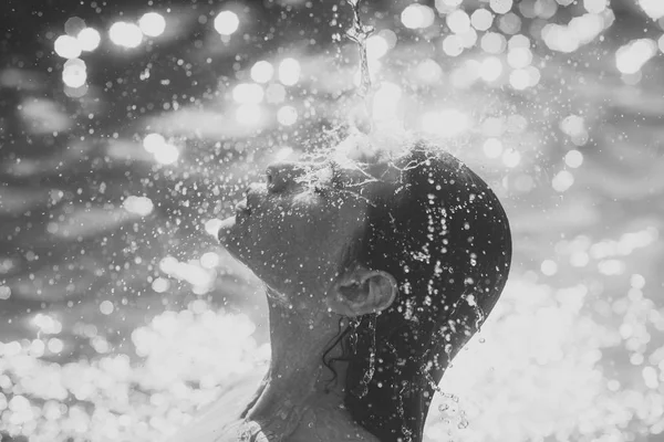 温泉療法、美容サロン、スパは水の下で女性のリラックスします。 — ストック写真