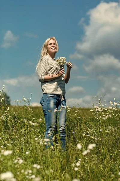 Весна, женщина на ромашковом поле . — стоковое фото