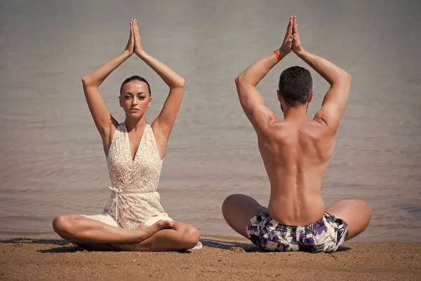 Mujer y hombre meditando, pose de yoga, pareja enamorada —  Fotos de Stock