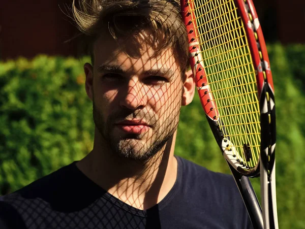 Mann Sportler mit Netzschatten auf bärtigem Gesicht auf dem Platz — Stockfoto