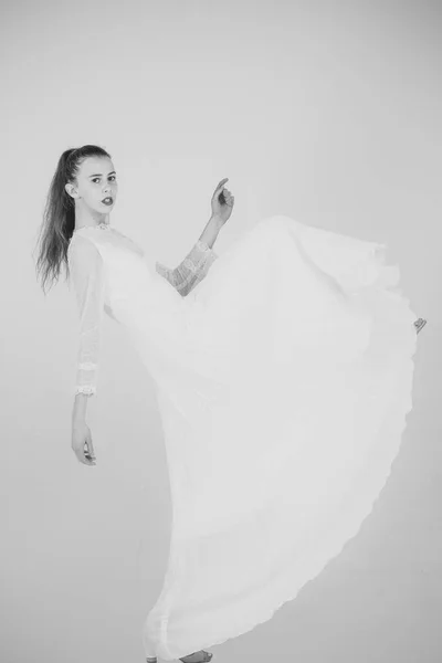 Menina em vestido elegante branco . — Fotografia de Stock