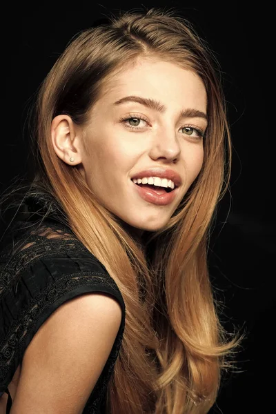 Mujer sin maquillaje en la cara feliz y el pelo largo — Foto de Stock