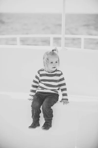 Pequena criança adorável sentado em barco . — Fotografia de Stock