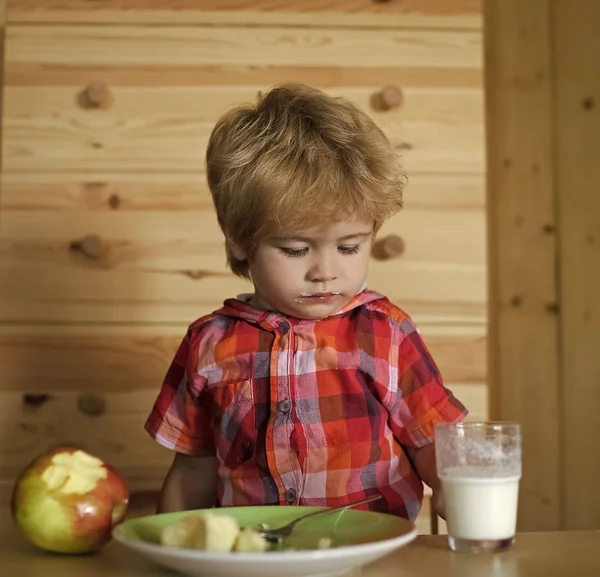 Παιδί ή ξανθιά ευτυχισμένο αγόρι διατροφικές μήλο. — Φωτογραφία Αρχείου