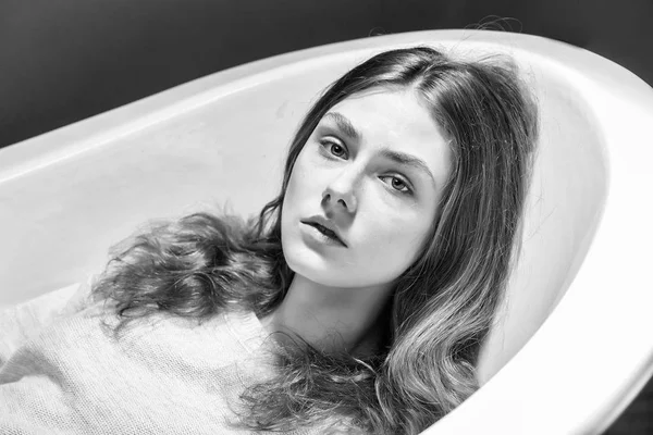 Giovane donna nella vasca da bagno — Foto Stock
