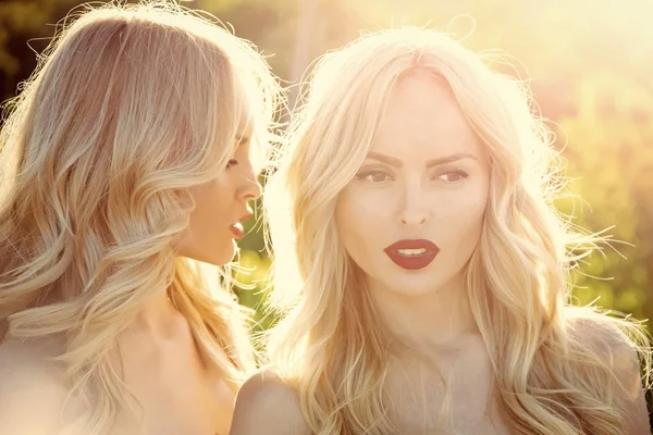 Kızlar seksi kırmızı dudaklar, ailesi ve kardeşleri.