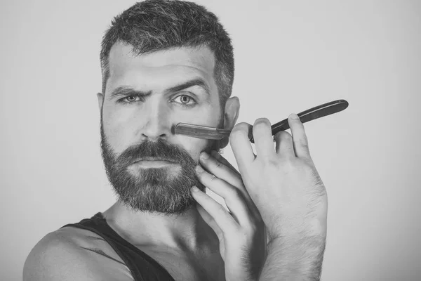 Ernstige hipster in barbershop en nieuwe technologieën — Stockfoto