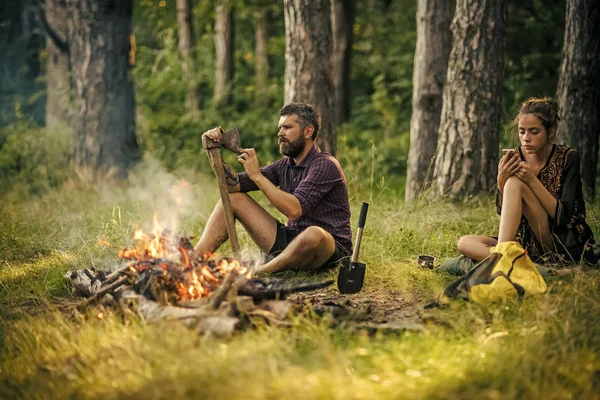 Casal de caminhantes relaxar na fogueira na floresta — Fotografia de Stock