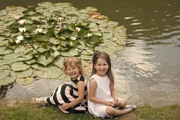 Enfants sourire heureux sur le paysage vert du lac — Photo