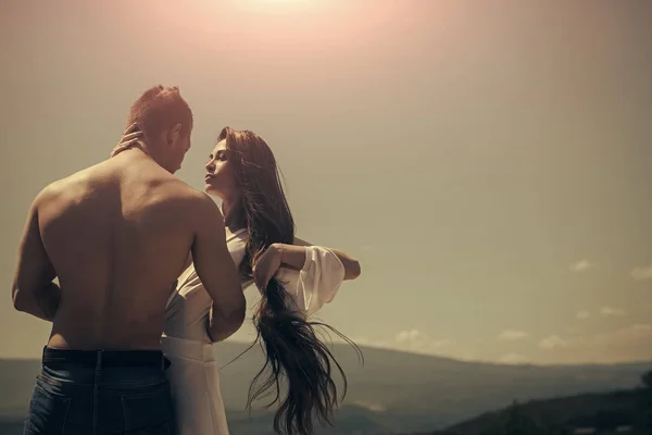 Casal apaixonado no céu azul — Fotografia de Stock