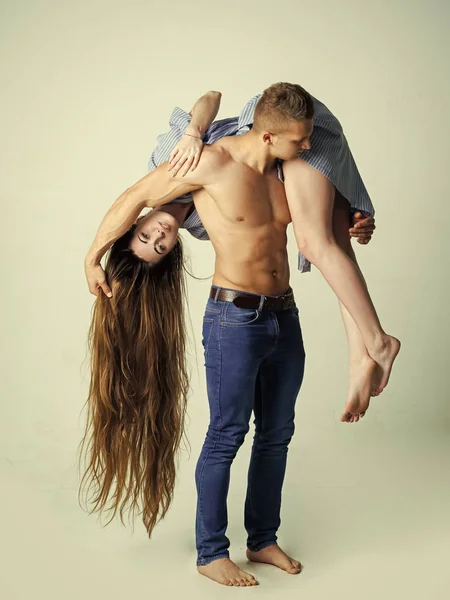 Woman with long hair hang on strong man shoulder — Stock Photo, Image