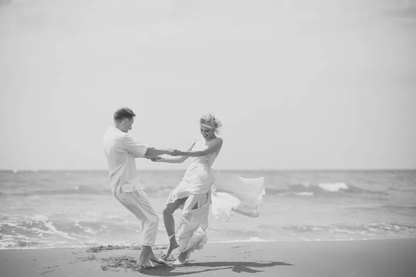 Happy wedding couple on beach — Stock Photo, Image